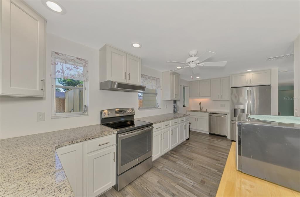 合同活跃: $349,900 (2 贝兹, 1 浴室, 1275 平方英尺)