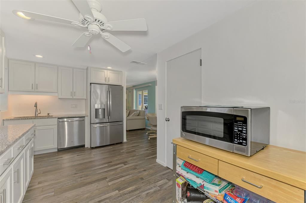 合同活跃: $349,900 (2 贝兹, 1 浴室, 1275 平方英尺)