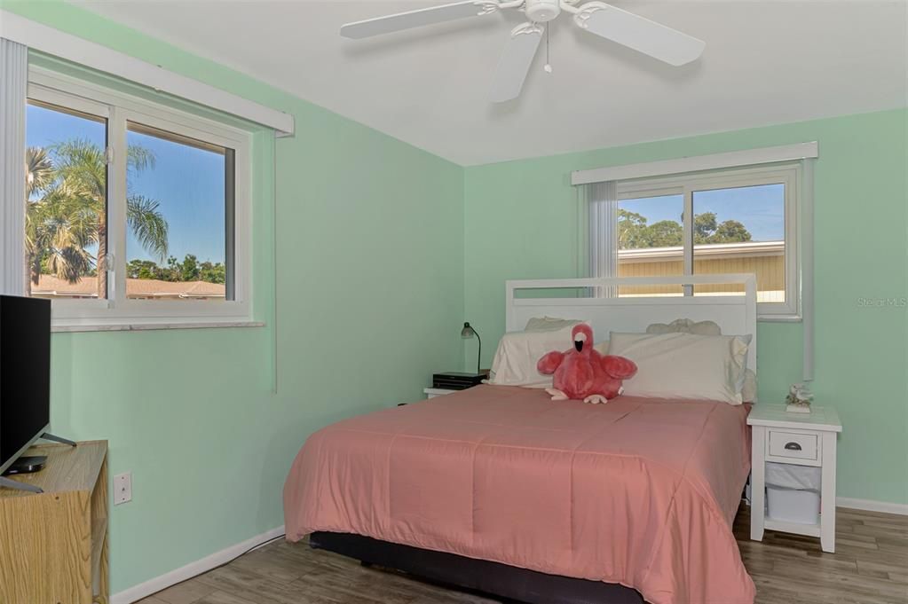 合同活跃: $349,900 (2 贝兹, 1 浴室, 1275 平方英尺)