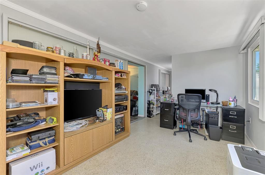 合同活跃: $349,900 (2 贝兹, 1 浴室, 1275 平方英尺)