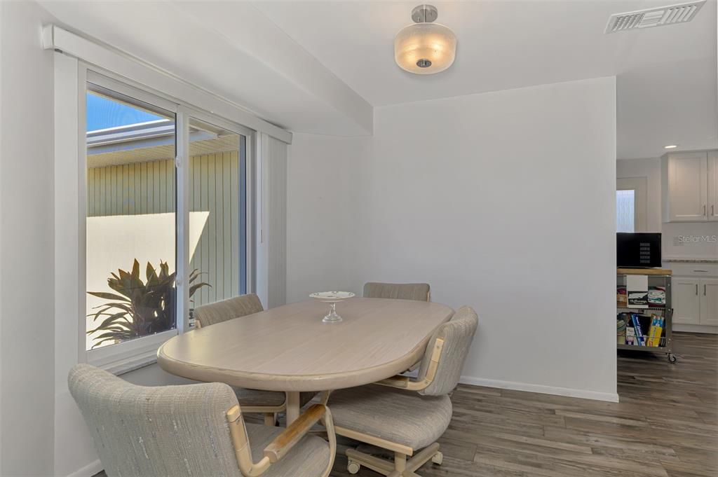 合同活跃: $349,900 (2 贝兹, 1 浴室, 1275 平方英尺)