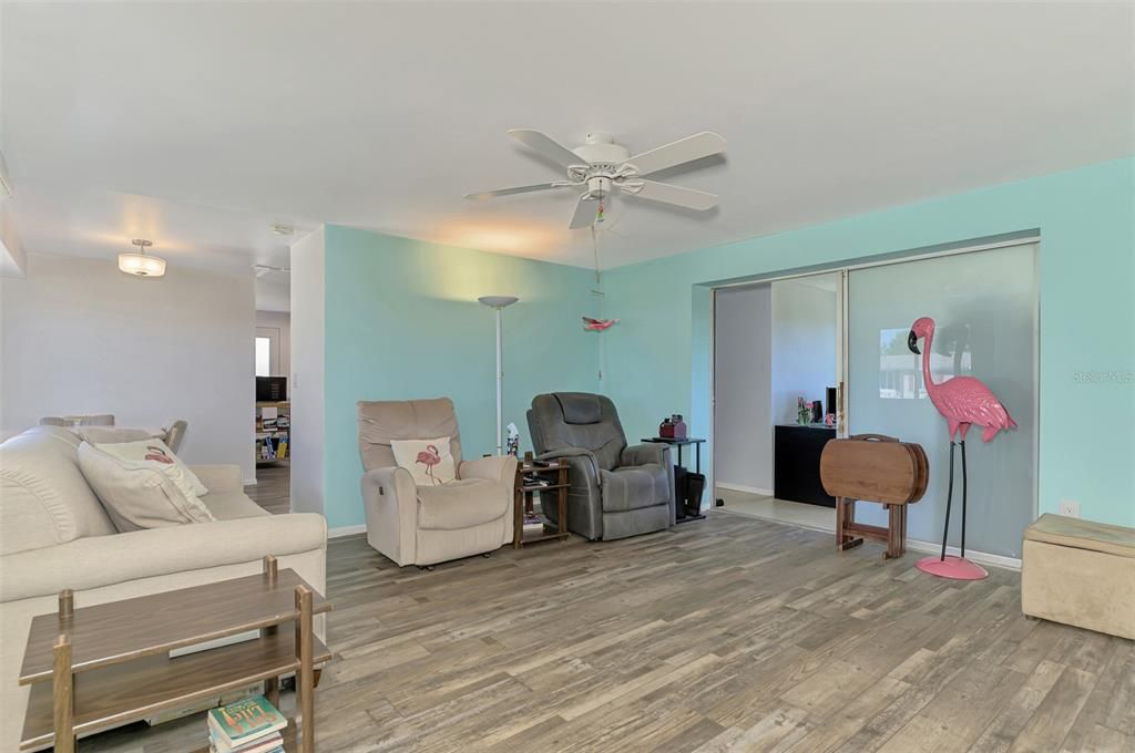 合同活跃: $349,900 (2 贝兹, 1 浴室, 1275 平方英尺)