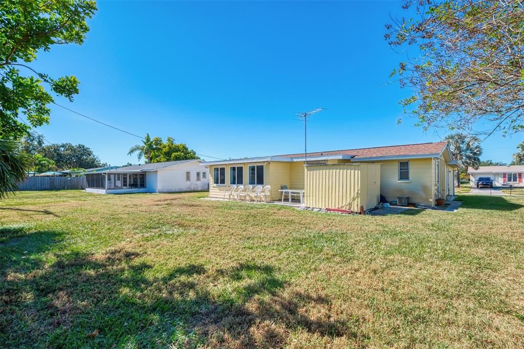 合同活跃: $349,900 (2 贝兹, 1 浴室, 1275 平方英尺)