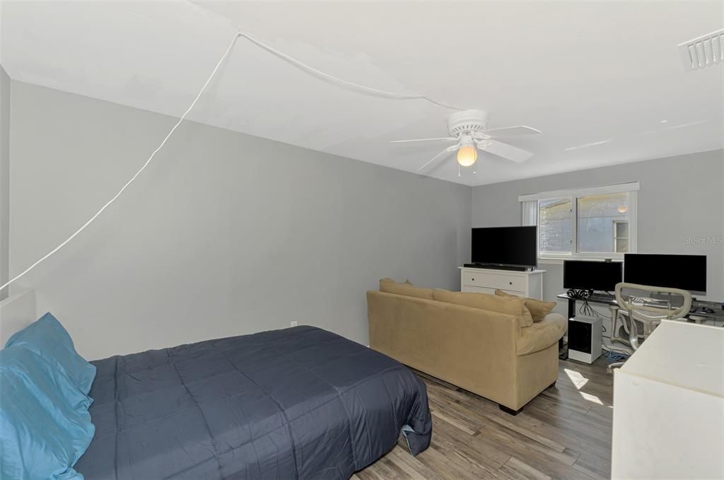 合同活跃: $349,900 (2 贝兹, 1 浴室, 1275 平方英尺)