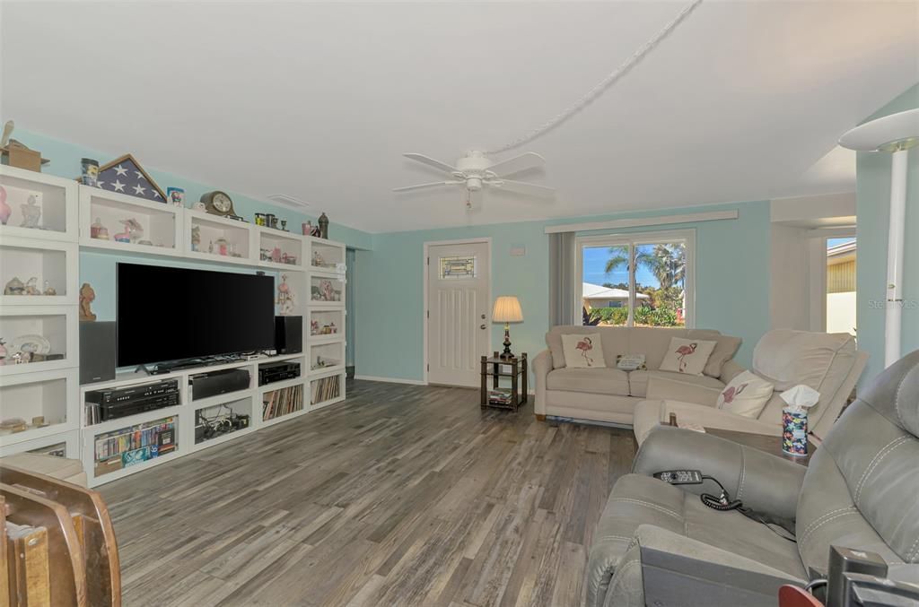 合同活跃: $349,900 (2 贝兹, 1 浴室, 1275 平方英尺)