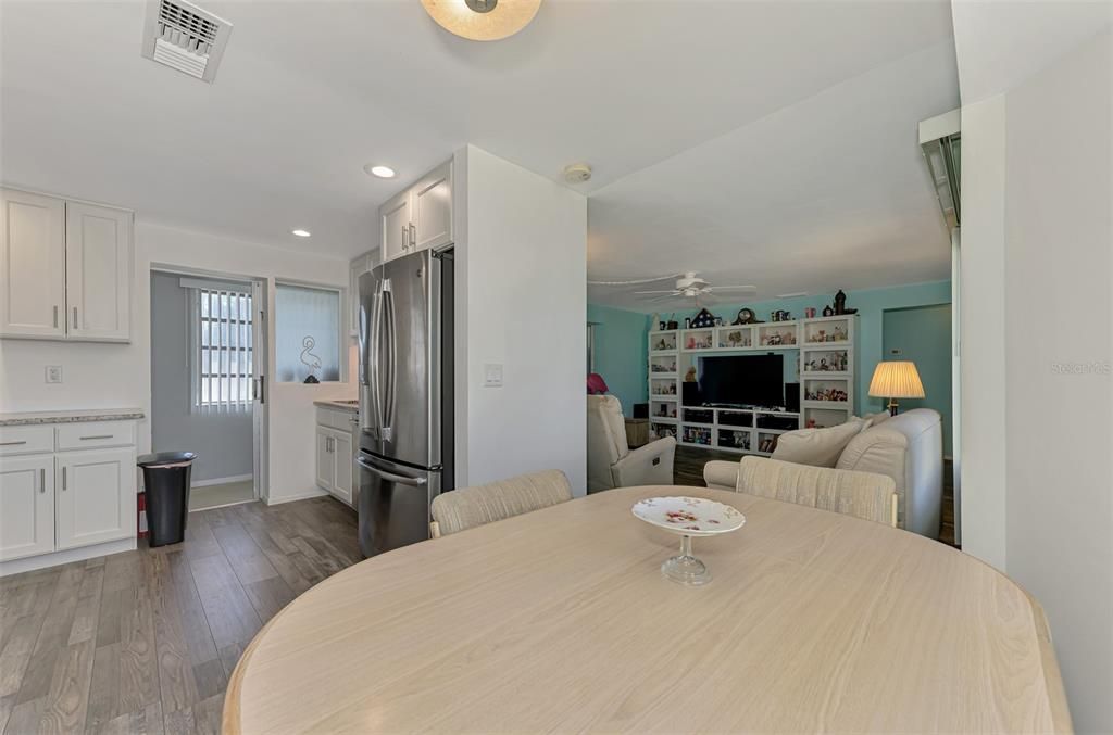 合同活跃: $349,900 (2 贝兹, 1 浴室, 1275 平方英尺)