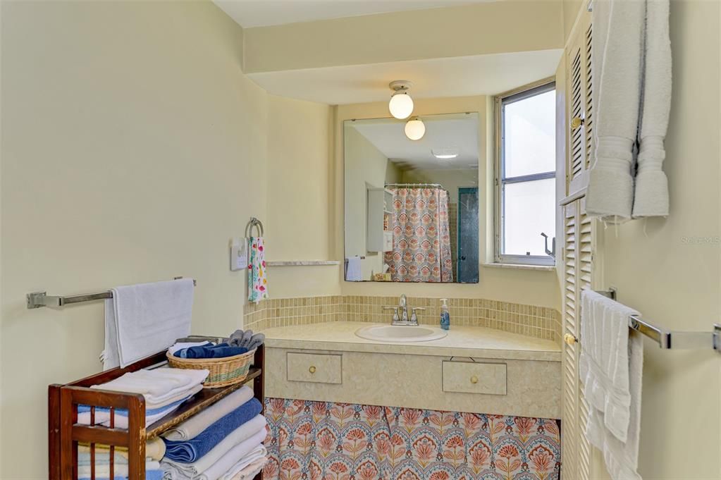 合同活跃: $349,900 (2 贝兹, 1 浴室, 1275 平方英尺)