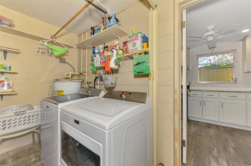 合同活跃: $349,900 (2 贝兹, 1 浴室, 1275 平方英尺)