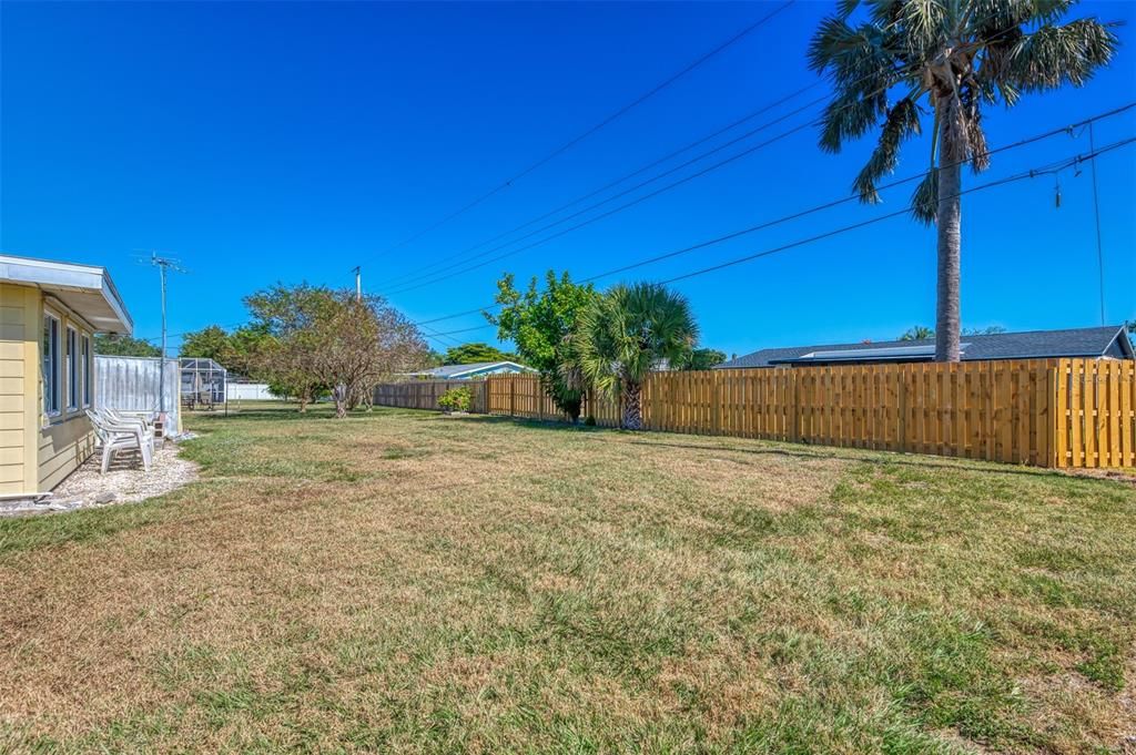 合同活跃: $349,900 (2 贝兹, 1 浴室, 1275 平方英尺)