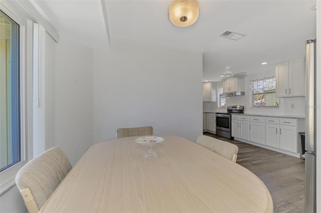 合同活跃: $349,900 (2 贝兹, 1 浴室, 1275 平方英尺)