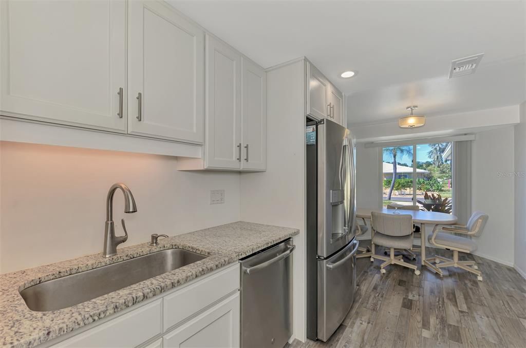 合同活跃: $349,900 (2 贝兹, 1 浴室, 1275 平方英尺)