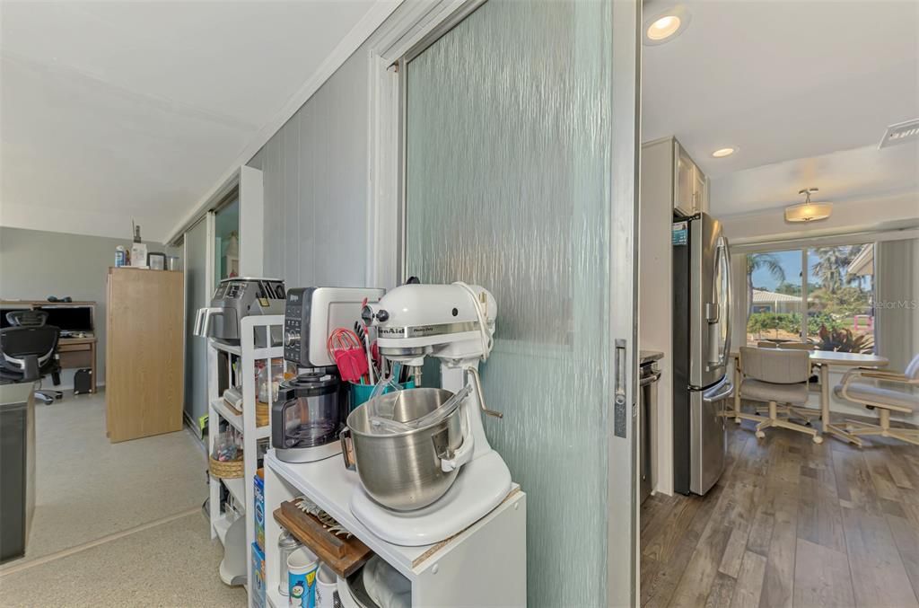 合同活跃: $349,900 (2 贝兹, 1 浴室, 1275 平方英尺)