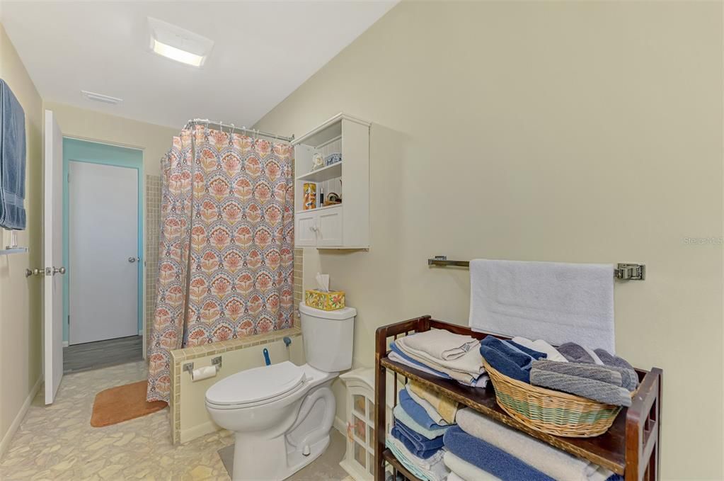 合同活跃: $349,900 (2 贝兹, 1 浴室, 1275 平方英尺)