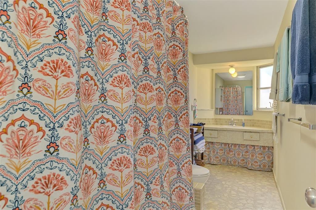 合同活跃: $349,900 (2 贝兹, 1 浴室, 1275 平方英尺)