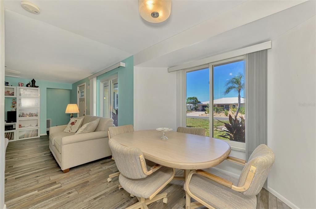 合同活跃: $349,900 (2 贝兹, 1 浴室, 1275 平方英尺)