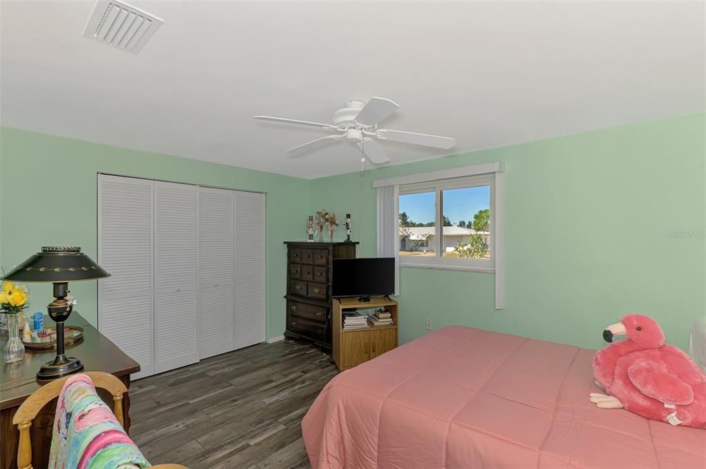 合同活跃: $349,900 (2 贝兹, 1 浴室, 1275 平方英尺)