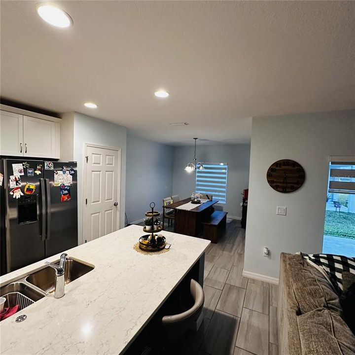 出租: $2,400 (4 贝兹, 3 浴室, 2120 平方英尺)