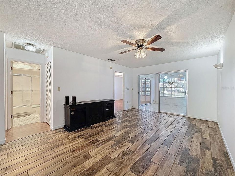 На продажу: $149,000 (2 спален, 2 ванн, 1171 Квадратных фут)