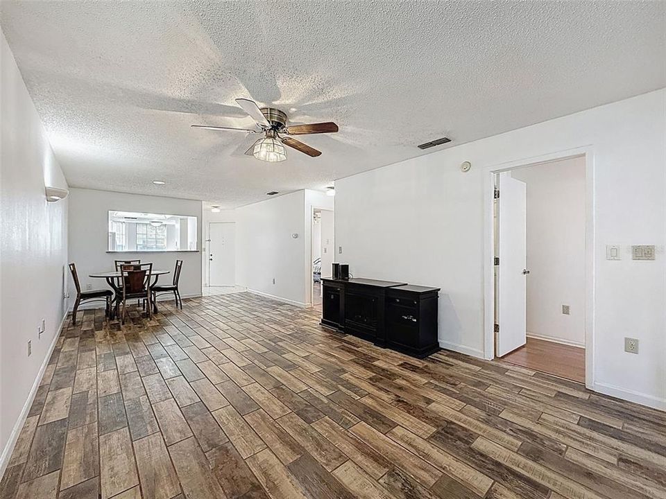 На продажу: $149,000 (2 спален, 2 ванн, 1171 Квадратных фут)