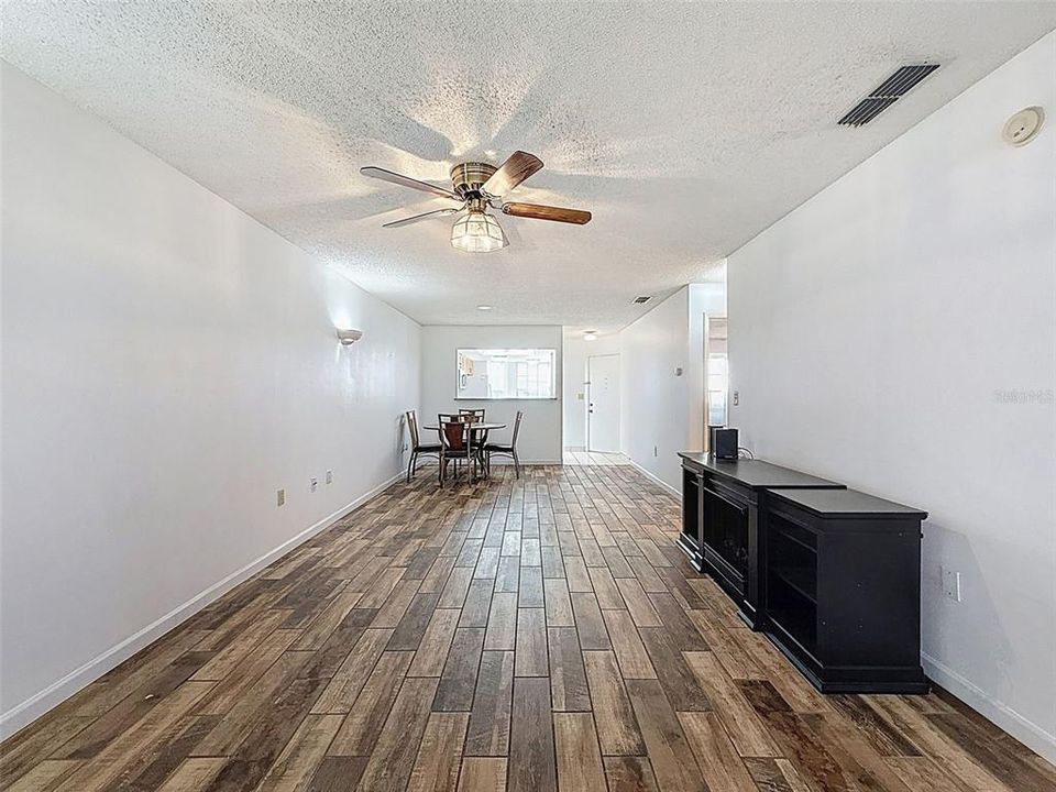 На продажу: $149,000 (2 спален, 2 ванн, 1171 Квадратных фут)