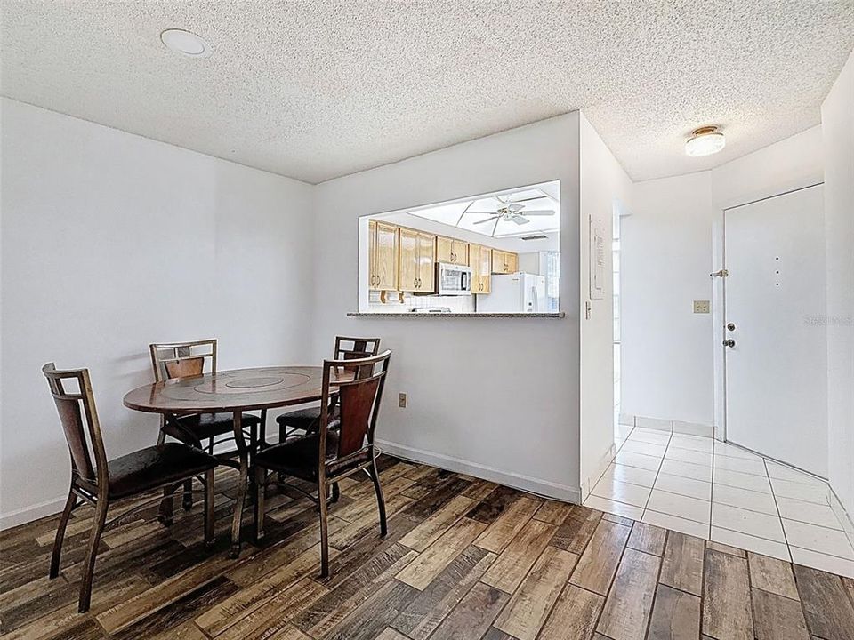 На продажу: $149,000 (2 спален, 2 ванн, 1171 Квадратных фут)