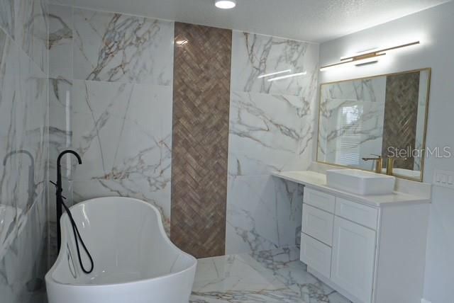 出租: $3,600 (6 贝兹, 4 浴室, 3948 平方英尺)