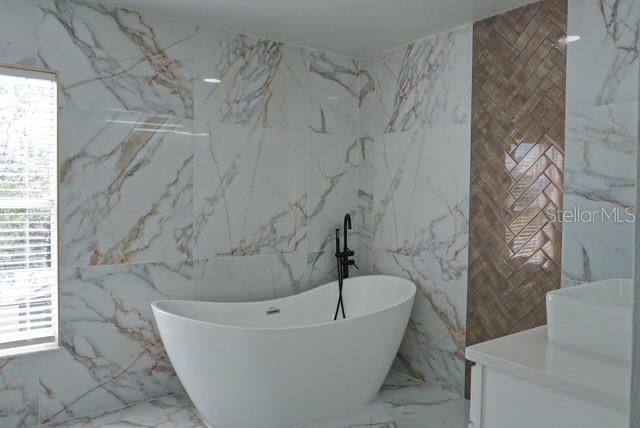 出租: $3,600 (6 贝兹, 4 浴室, 3948 平方英尺)