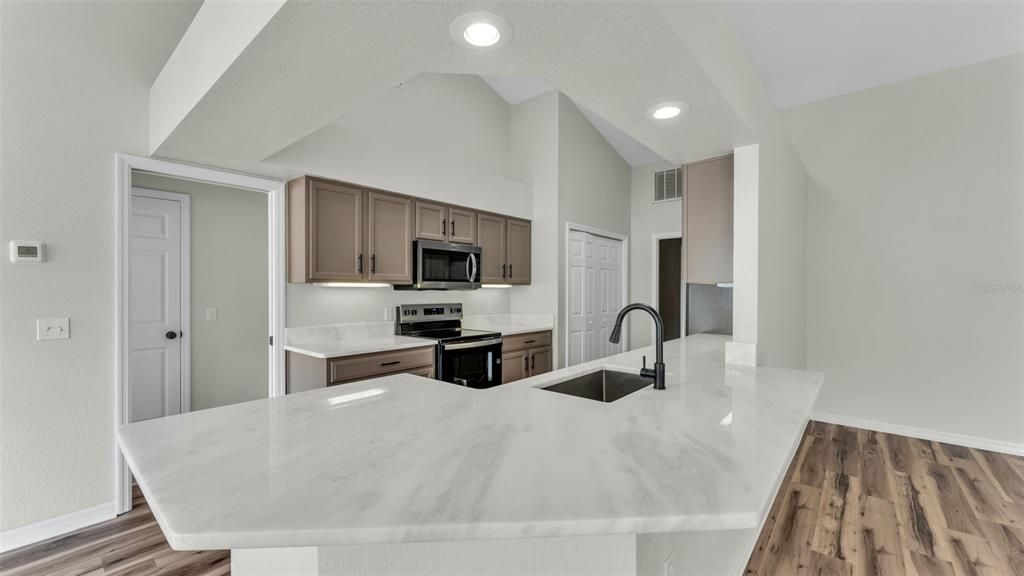 待售: $349,900 (4 贝兹, 2 浴室, 1781 平方英尺)