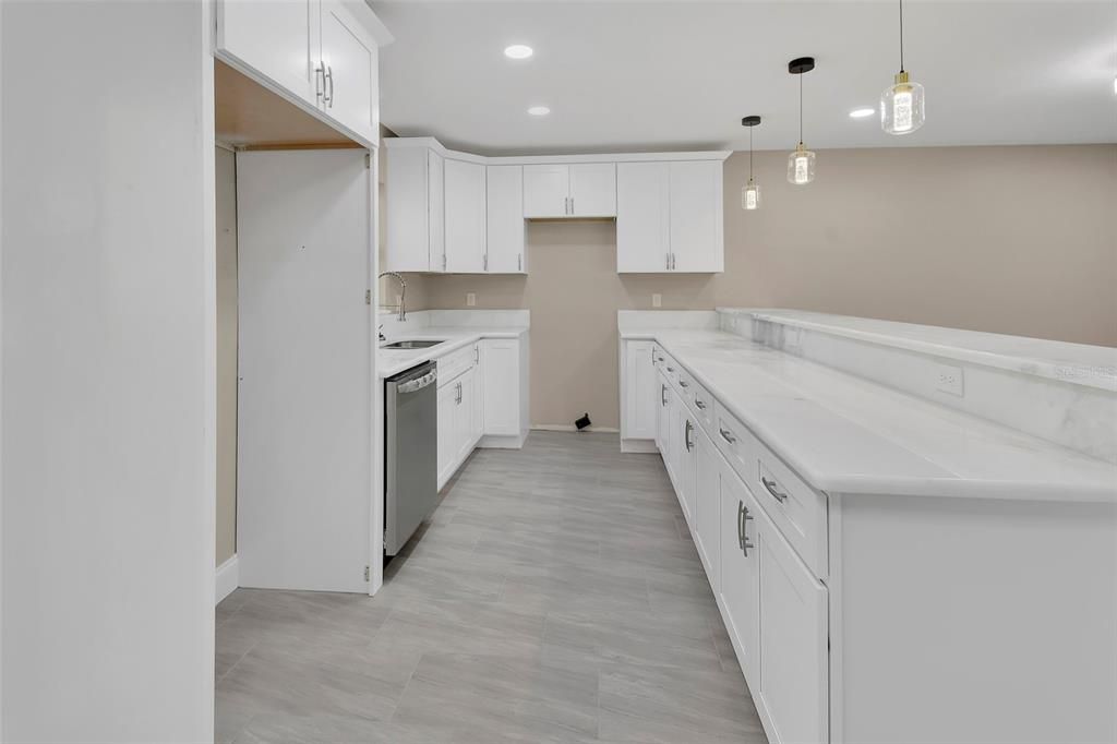 На продажу: $294,900 (3 спален, 2 ванн, 1677 Квадратных фут)