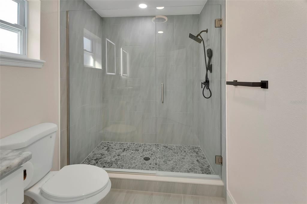 На продажу: $294,900 (3 спален, 2 ванн, 1677 Квадратных фут)