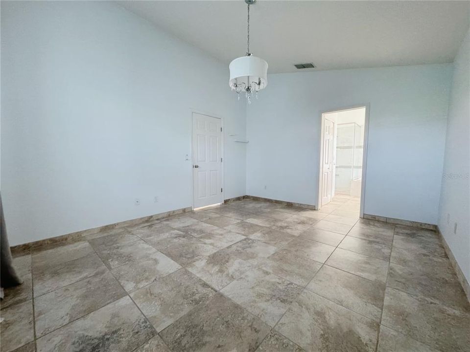 Под контрактом: $2,600 (4 спален, 2 ванн, 1786 Квадратных фут)