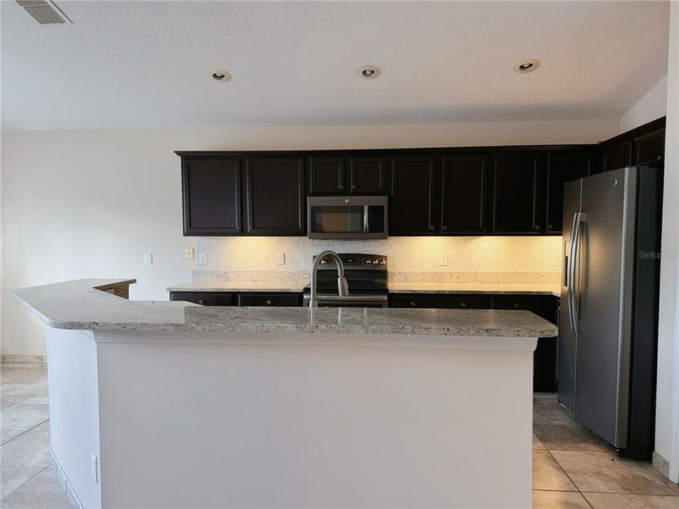 Под контрактом: $2,600 (4 спален, 2 ванн, 1786 Квадратных фут)