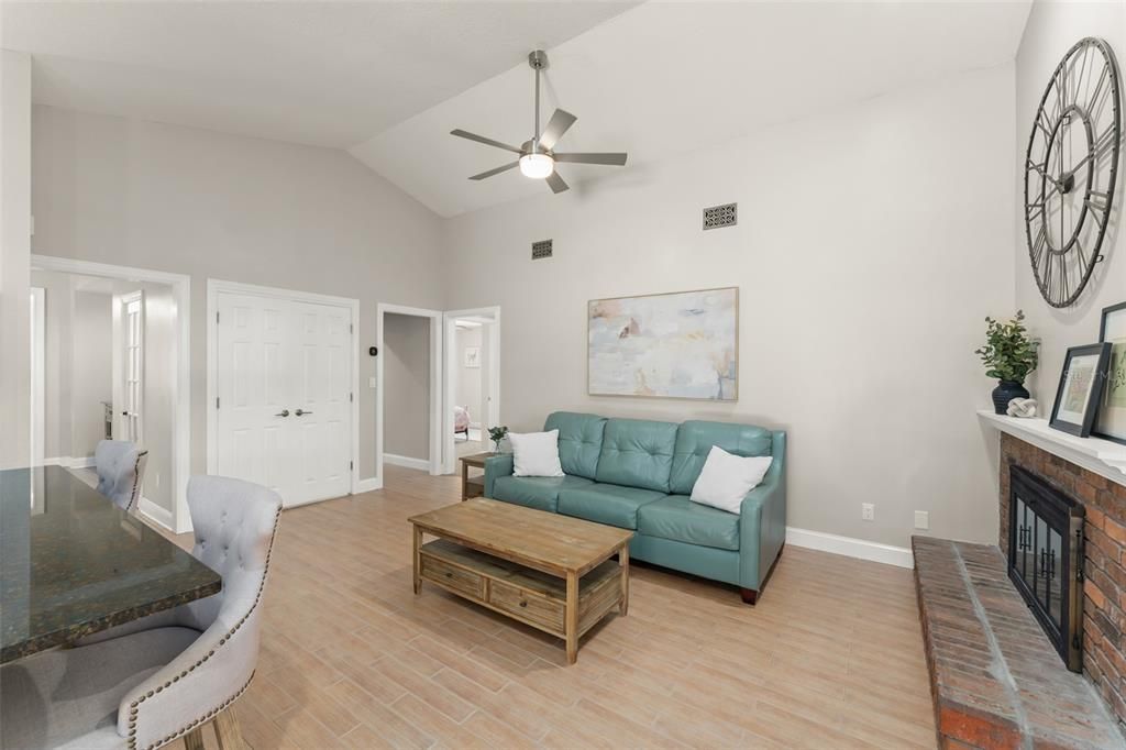 Activo con contrato: $699,900 (3 camas, 2 baños, 2106 Pies cuadrados)