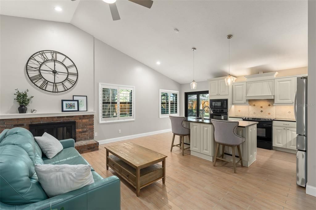 Activo con contrato: $699,900 (3 camas, 2 baños, 2106 Pies cuadrados)