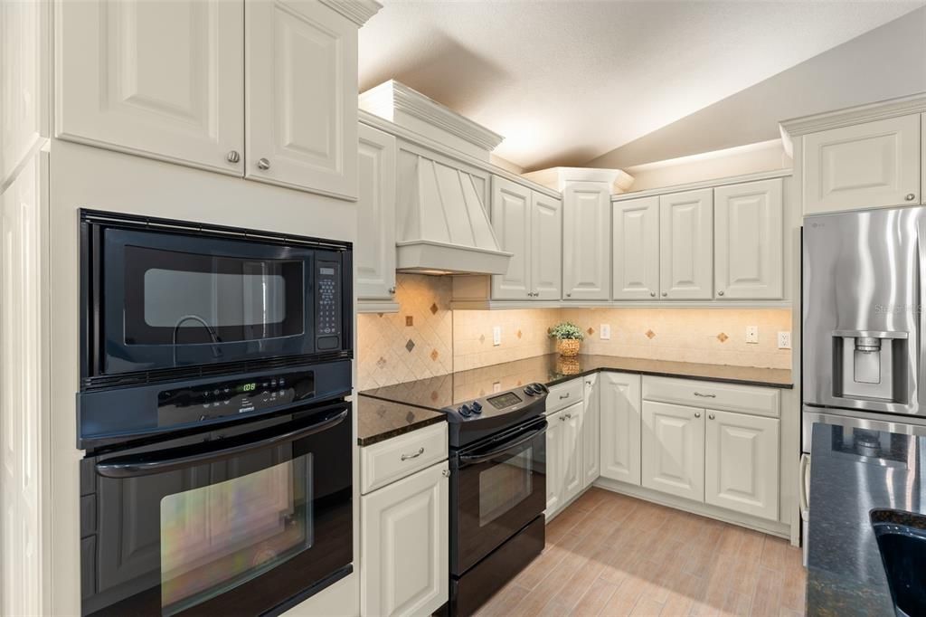 Activo con contrato: $699,900 (3 camas, 2 baños, 2106 Pies cuadrados)