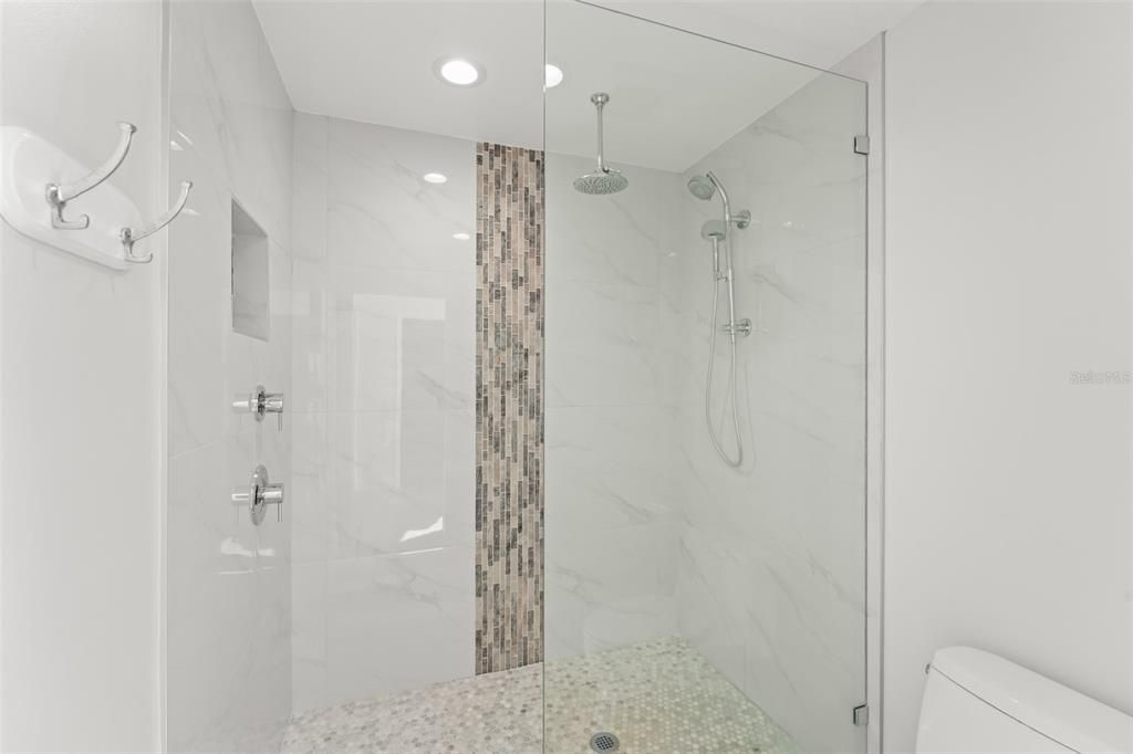 Activo con contrato: $699,900 (3 camas, 2 baños, 2106 Pies cuadrados)