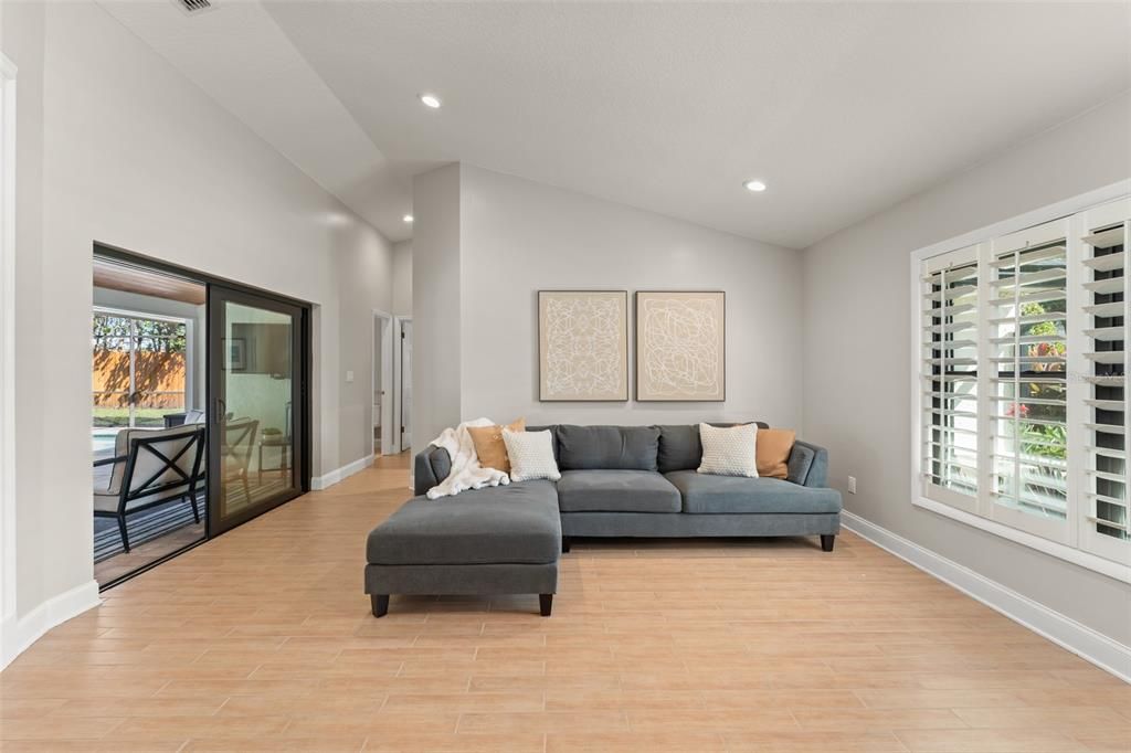 Activo con contrato: $699,900 (3 camas, 2 baños, 2106 Pies cuadrados)