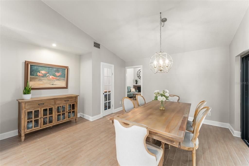 Activo con contrato: $699,900 (3 camas, 2 baños, 2106 Pies cuadrados)