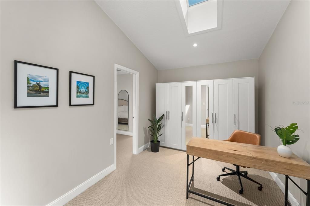 Activo con contrato: $699,900 (3 camas, 2 baños, 2106 Pies cuadrados)