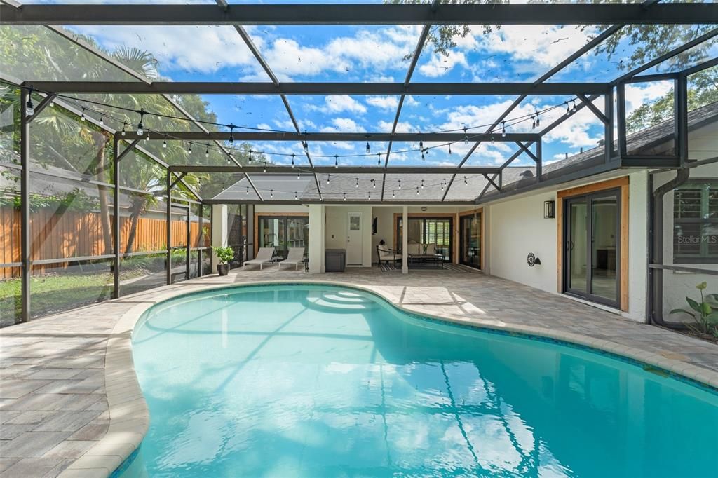 Activo con contrato: $699,900 (3 camas, 2 baños, 2106 Pies cuadrados)