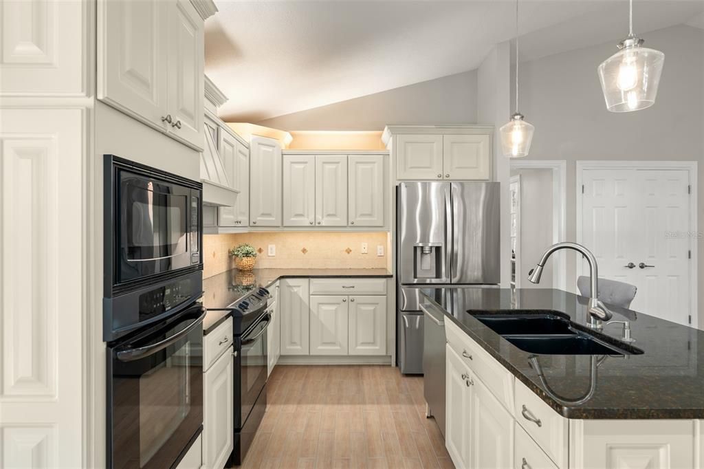 Activo con contrato: $699,900 (3 camas, 2 baños, 2106 Pies cuadrados)