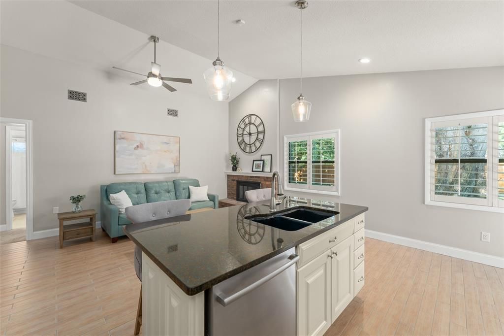 Activo con contrato: $699,900 (3 camas, 2 baños, 2106 Pies cuadrados)