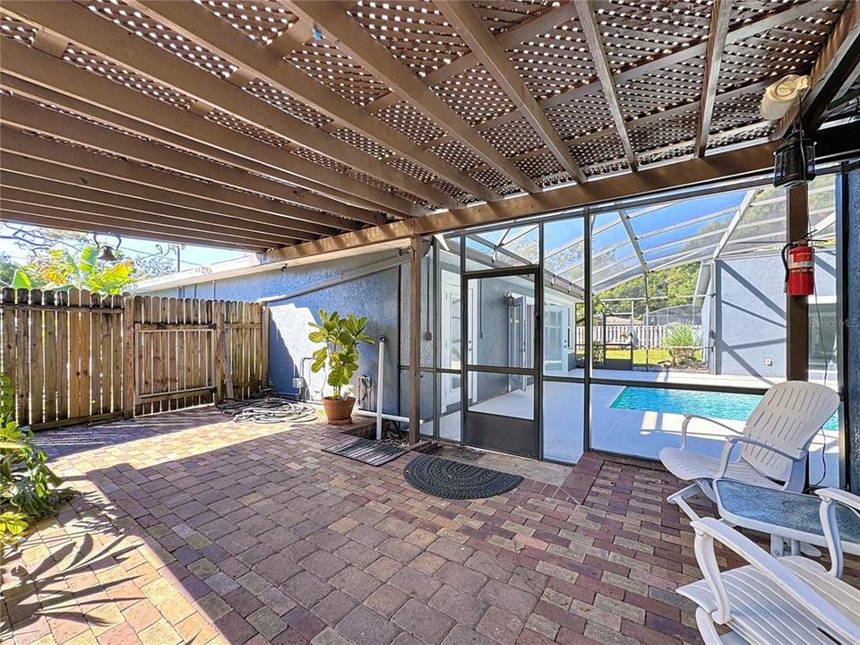 Activo con contrato: $549,000 (4 camas, 3 baños, 2421 Pies cuadrados)