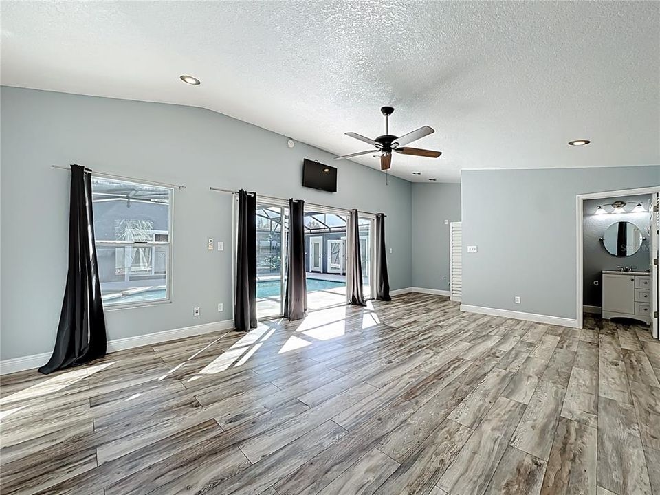 Activo con contrato: $549,000 (4 camas, 3 baños, 2421 Pies cuadrados)