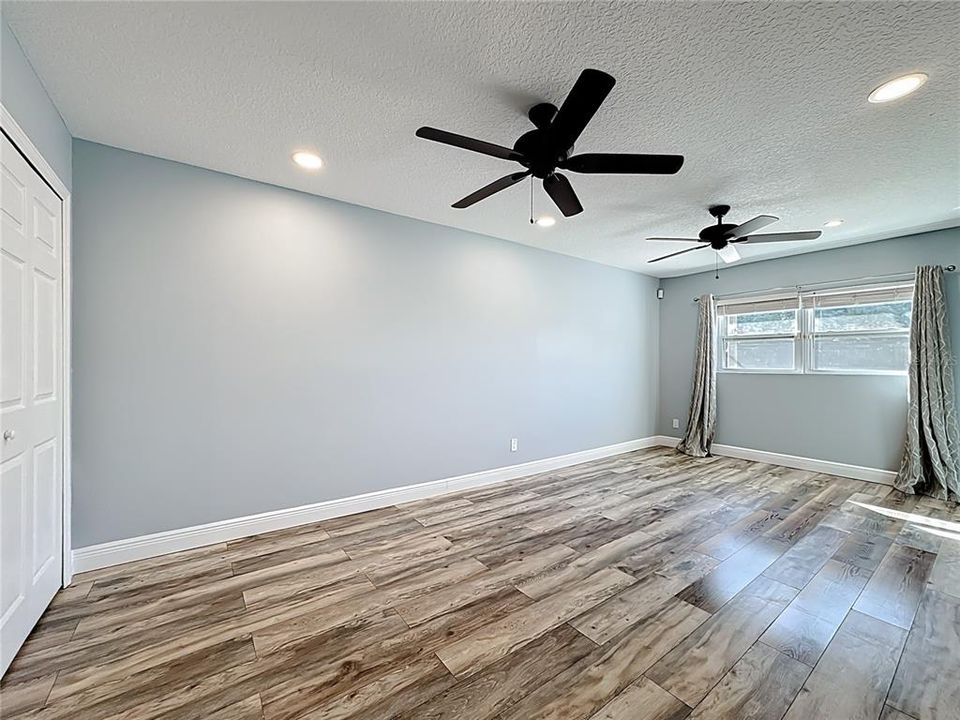 Activo con contrato: $549,000 (4 camas, 3 baños, 2421 Pies cuadrados)