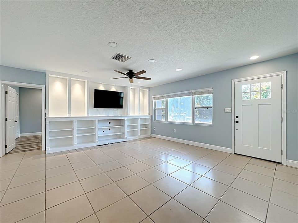 Activo con contrato: $549,000 (4 camas, 3 baños, 2421 Pies cuadrados)