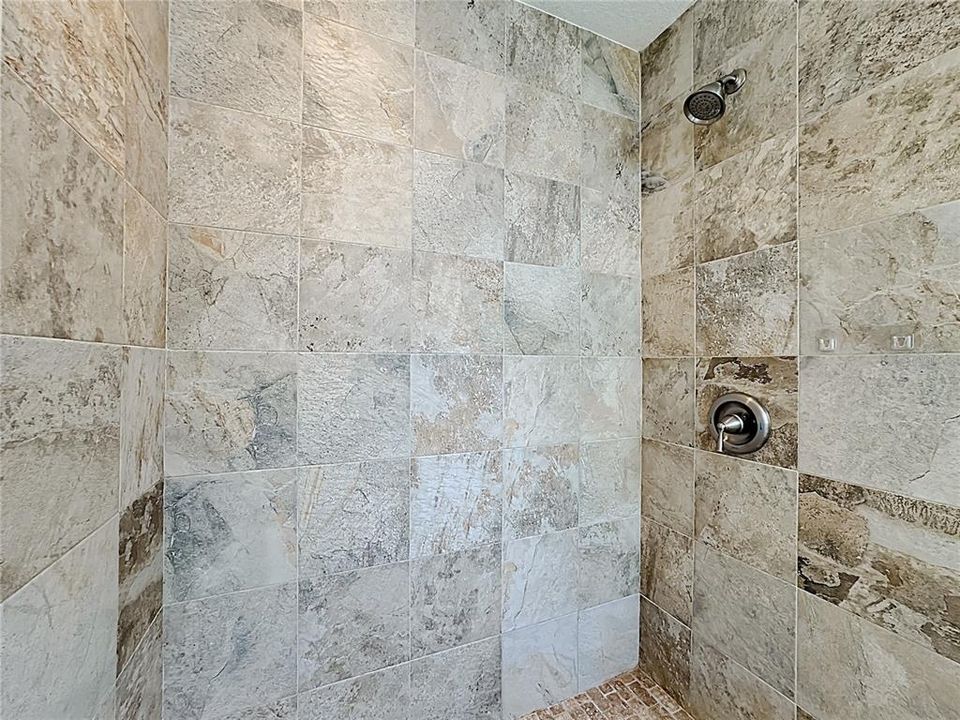 Activo con contrato: $549,000 (4 camas, 3 baños, 2421 Pies cuadrados)