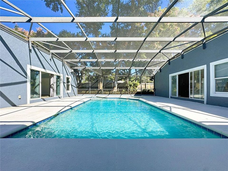 Activo con contrato: $549,000 (4 camas, 3 baños, 2421 Pies cuadrados)