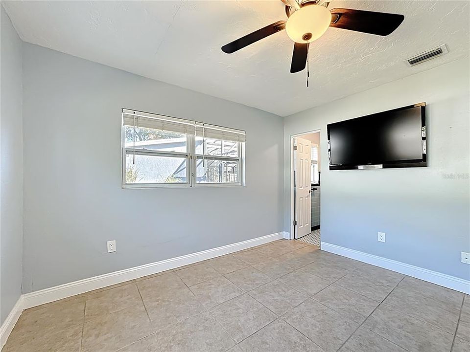 Activo con contrato: $549,000 (4 camas, 3 baños, 2421 Pies cuadrados)