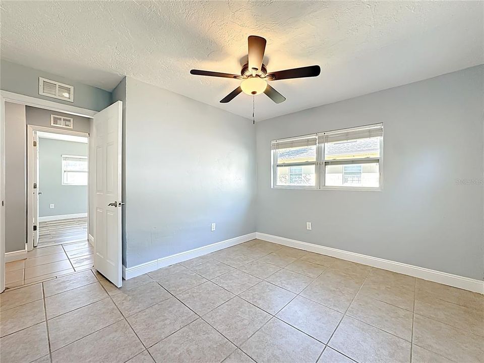 Activo con contrato: $549,000 (4 camas, 3 baños, 2421 Pies cuadrados)